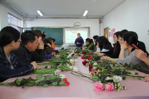 F:\2017-2018第二学期新闻\3月\3.8妇女节插花活动\1.JPG
