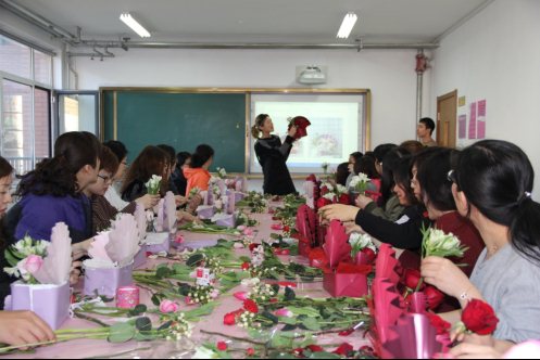 F:\2017-2018第二学期新闻\3月\3.8妇女节插花活动\2.JPG